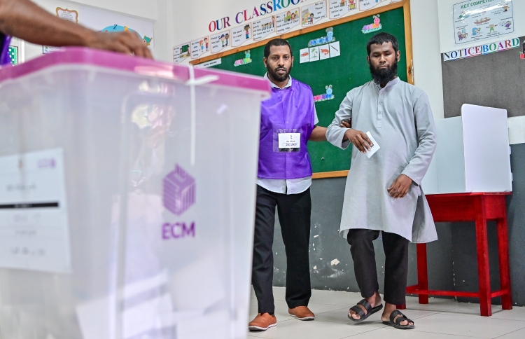 ޓެމްޕްލޭޓް ބޭނުންކޮށްގެން ވޯޓު ލީ 45 ލޯފަން މީހުން