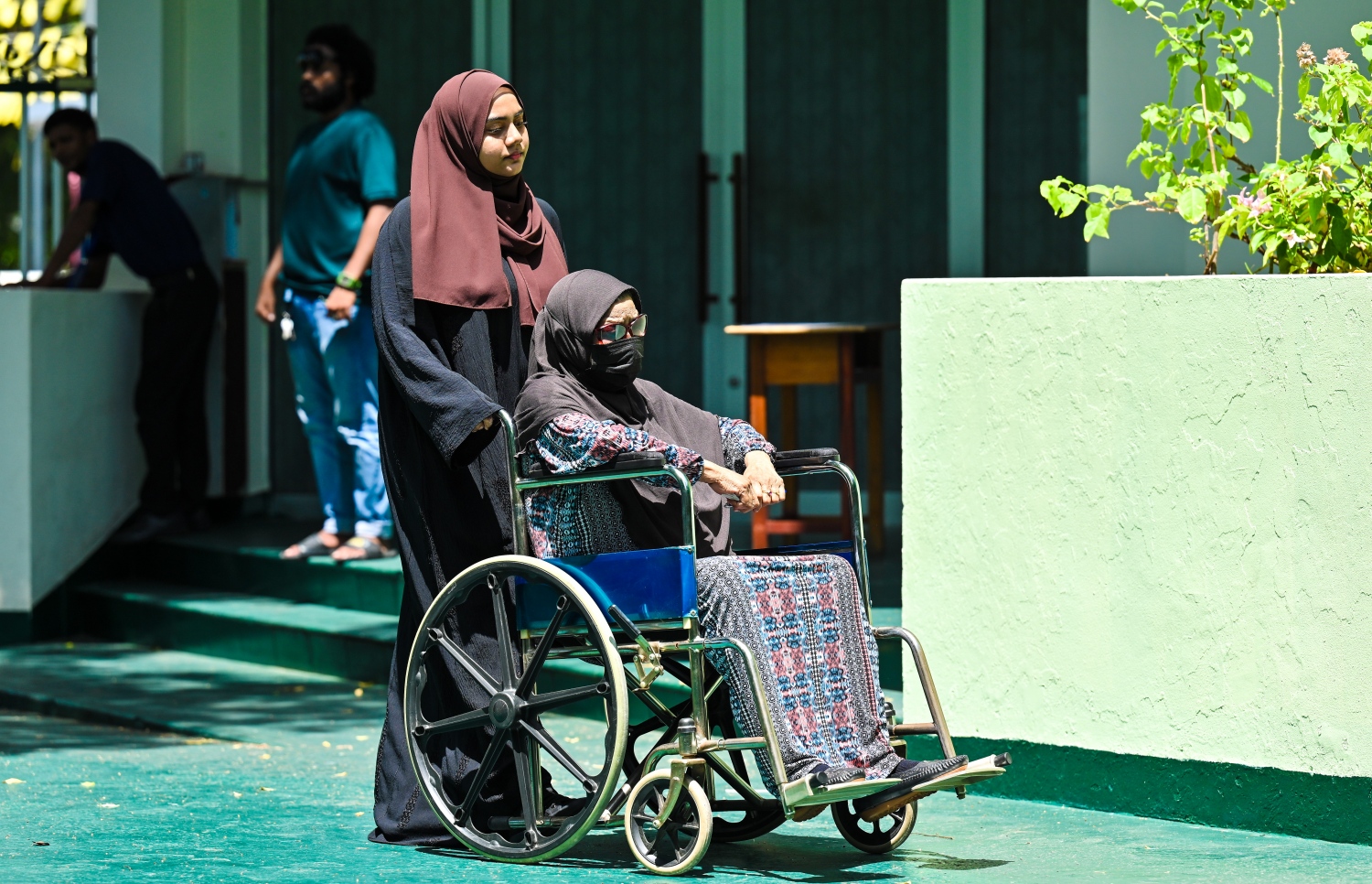 ހާއްސަ އެހީއަށް ބޭނުންވާ މީހަކު ރިޔާސީ އިންތިހާބުގައި ވޯޓުލުމަށް ވޯޓުލާ މަރުކަޒަށް ވަންނަނީ-- ފޮޓޯ:  ނިޝާން އަލީ