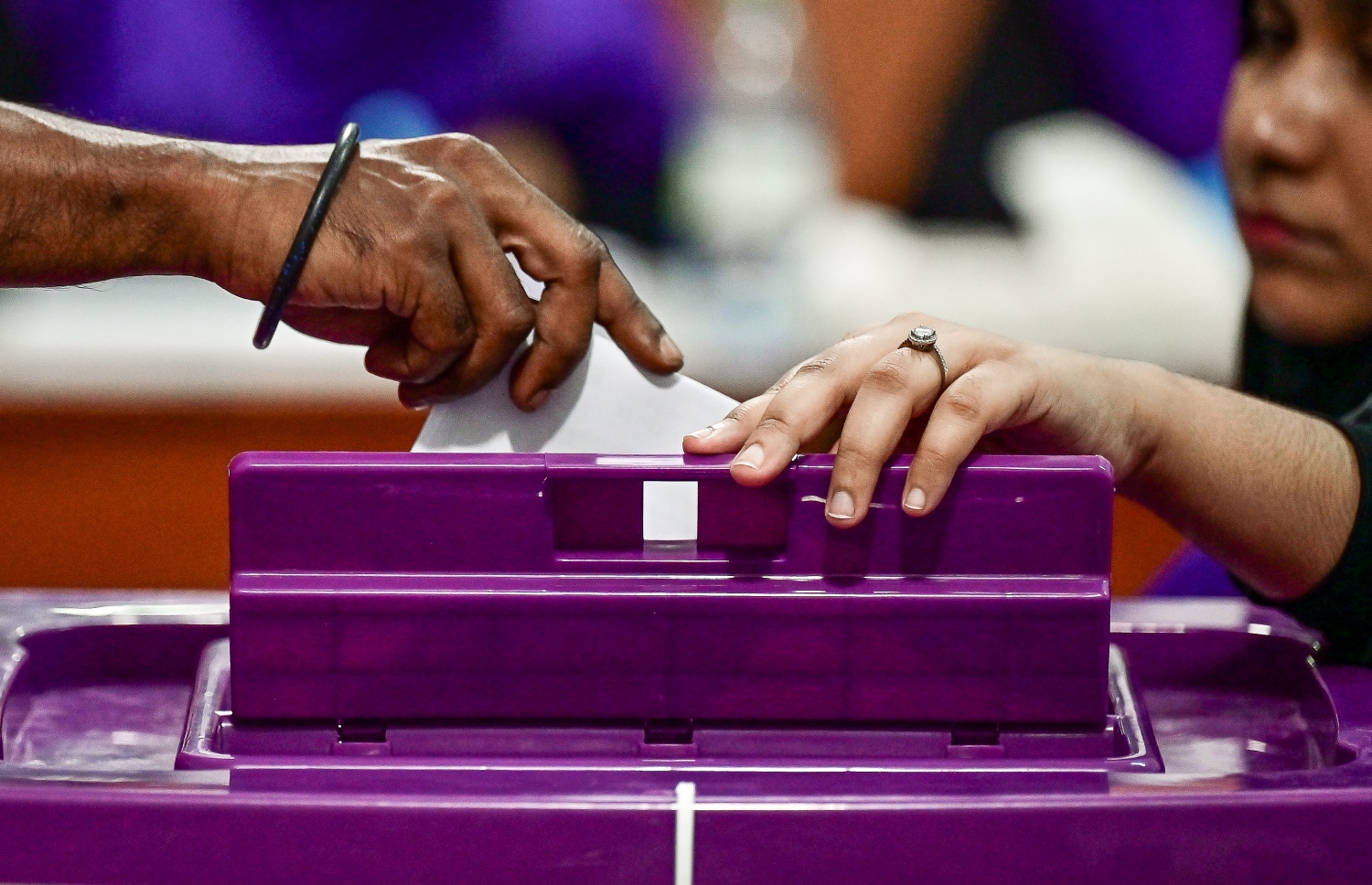 ރިޔާސީ އިންތިހާބުގެ ފުރަތަމަ ބުރުގައި މީހަކު ވޯޓު ލަނީ.-- ފޮޓޯ: ފަޔާޒު މޫސާ / މިހާރު