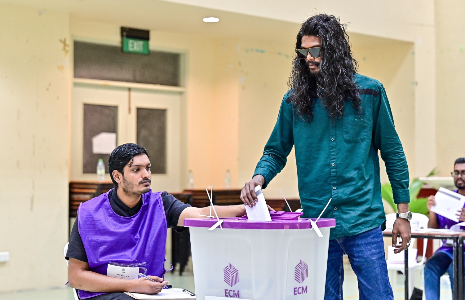 މިއަދު ބޭއްވި ރިޔާސީ އިންތިހާބުގައި މީހަކު ވޯޓު ލަނީ.-- ފޮޓޯ: ފަޔާޒް މޫސާ /މިހާރު