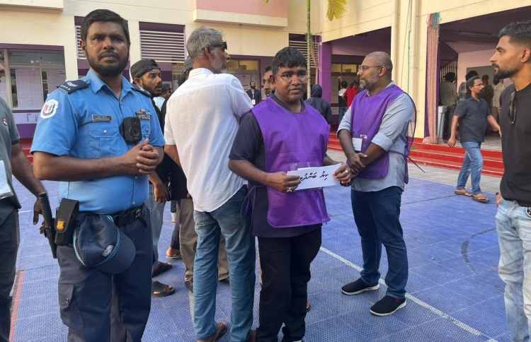 100 ފޮށި: ރައީސާއި މުއިއްޒު ވާދަކުރައްވަނީ ވަރަށް ގާތުން