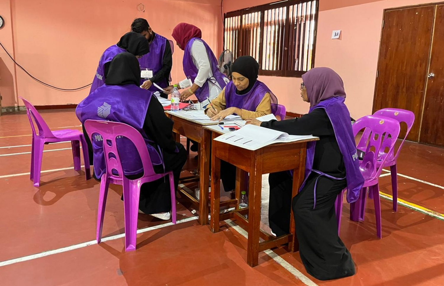 ޣިޔާސުއްދީން ސްކޫލުގައި އިއްޔެ ބެހެއްޓި ފޮއްޓެއްގެ ވޯޓު ގުނަނީ.-- ފޮޓޯ: އިފްރާޒް އަލީ /މިހާރު