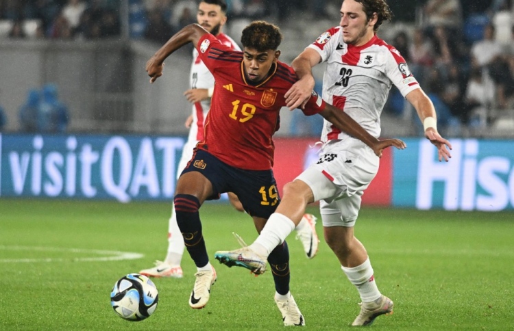 ޔަމާލް، 16 އަހަރުގައި ޔޫރަޕް ފުޓްބޯޅައިގެ ރެކޯޑެއް