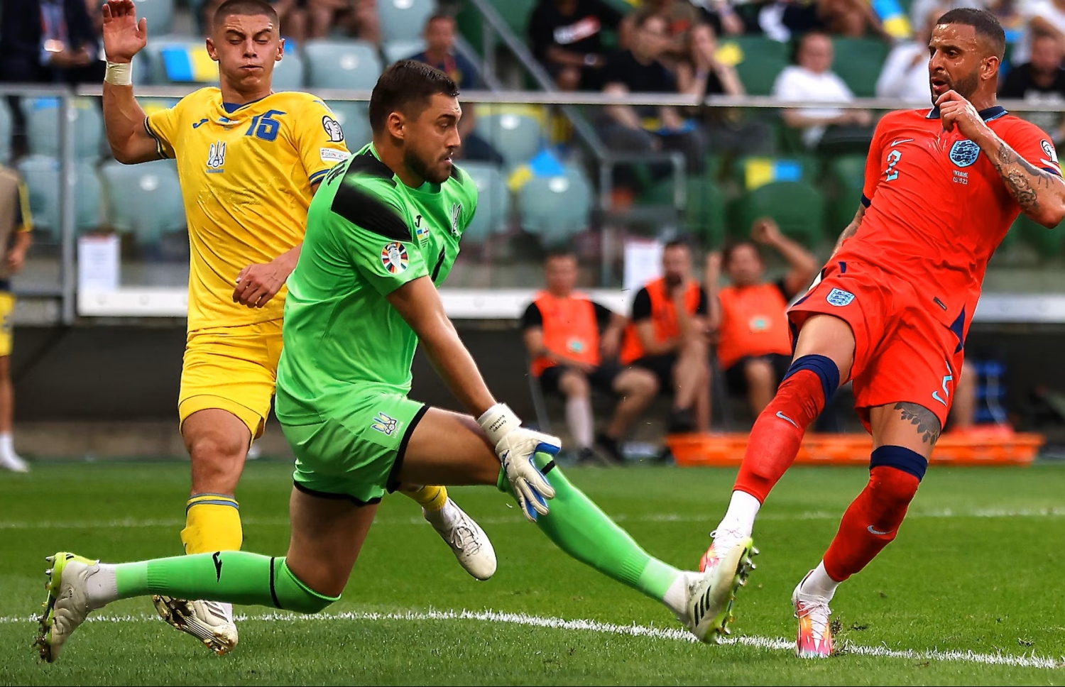 ކައިލް ވޯކާ، އިންގްލެންޑަށް ނަތީޖާ އެއްވަރު ކޮށްދޭން ގޯލު ޖަހަނީ.--