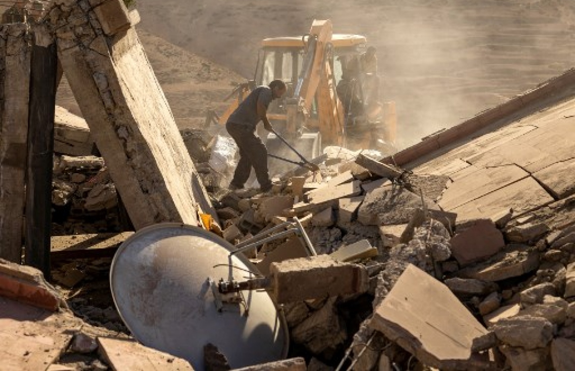 މޮރޮކޯގެ ބިންހެލުމުގައި އިމާރާތެއްގެ ދަށުން މީހަކު ސަލާމަތް ކުރަން ރެސްކިއު ޓީމުން މަސައްކަތް ކުރަނީ: ބާރުގަދަ އެ ބިންހެލުމުގައި 800 އަށް ވުރެ ގިނަ މީހުން މަރުވި --- ފޮޓޯ: އޭއެފްޕީ