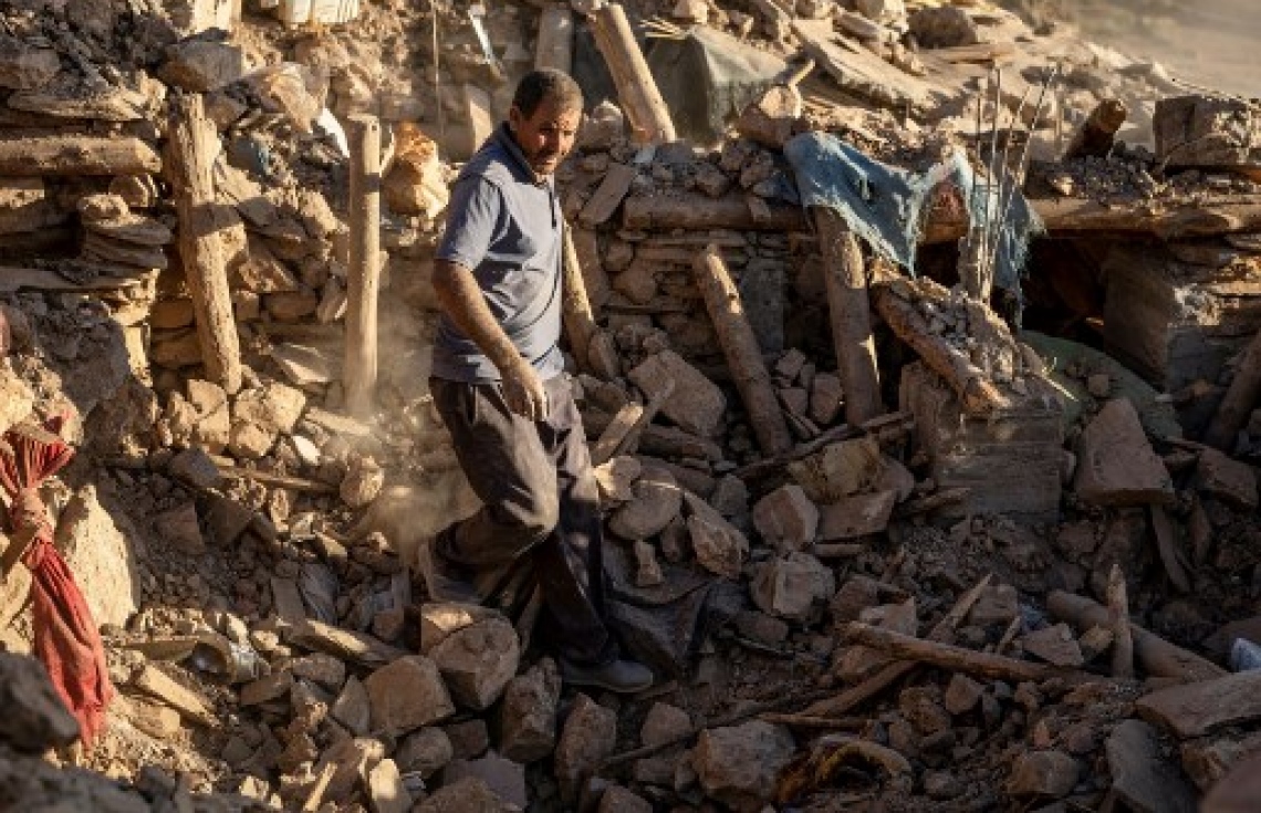 މޮރޮކޯގެ ބިންހެލުމުގައި އިމާރާތެއްގެ ދަށުން މީހަކު ސަލާމަތް ކުރަން ރެސްކިއު ޓީމުން މަސައްކަތް ކުރަނީ: ބާރުގަދަ އެ ބިންހެލުމުގައި 800 އަށް ވުރެ ގިނަ މީހުން މަރުވި --- ފޮޓޯ: އޭއެފްޕީ