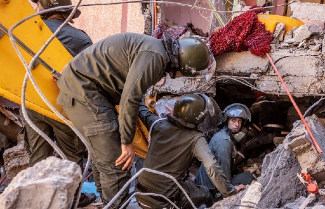 މޮރޮކޯގެ ބިންހެލުމުގައި އިމާރާތެއްގެ ދަށުން މީހަކު ސަލާމަތް ކުރަން ރެސްކިއު ޓީމުން މަސައްކަތް ކުރަނީ: ބާރުގަދަ އެ ބިންހެލުމުގައި 800 އަށް ވުރެ ގިނަ މީހުން މަރުވި --- ފޮޓޯ: އޭއެފްޕީ