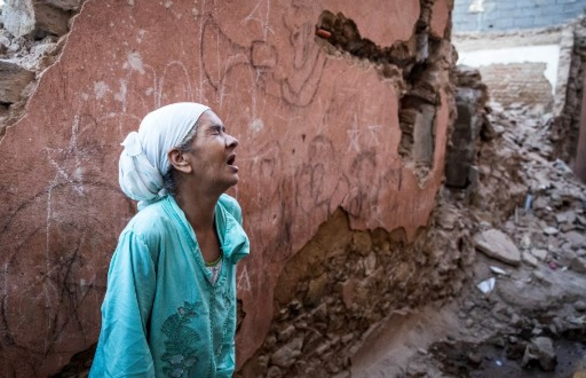 މޮރޮކޯގެ ބިންހެލުމުގައި ހާލުގައި ޖެހުނު މީހަކު ރޮނީ: ބާރުގަދަ އެ ބިންހެލުމުގައި 800 އަށް ވުރެ ގިނަ މީހުން މަރުވި --- ފޮޓޯ: އޭއެފްޕީ