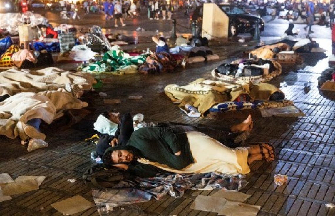 މޮރޮކޯގެ ބިންހެލުމުގައި ހާލުގައި ޖެހުނު ބަޔަކު މަގުމަތީގައި: ބާރުގަދަ އެ ބިންހެލުމުގައި 2000 އަށް ވުރެ ގިނަ މީހުން މަރުވި --- ފޮޓޯ: އޭއެފްޕީ