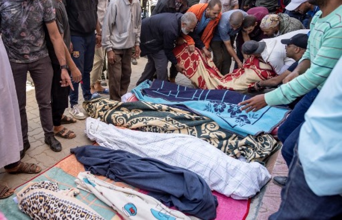 މޮރޮކޯގެ ބިންހެލުމުގައި މަރުވި މީހުން އާއިލާ އަށް ދައްކާލަނީ: ބާރުގަދަ އެ ބިންހެލުމުގައި 2000 އަށް ވުރެ ގިނަ މީހުން މަރުވި --- ފޮޓޯ: އޭއެފްޕީ