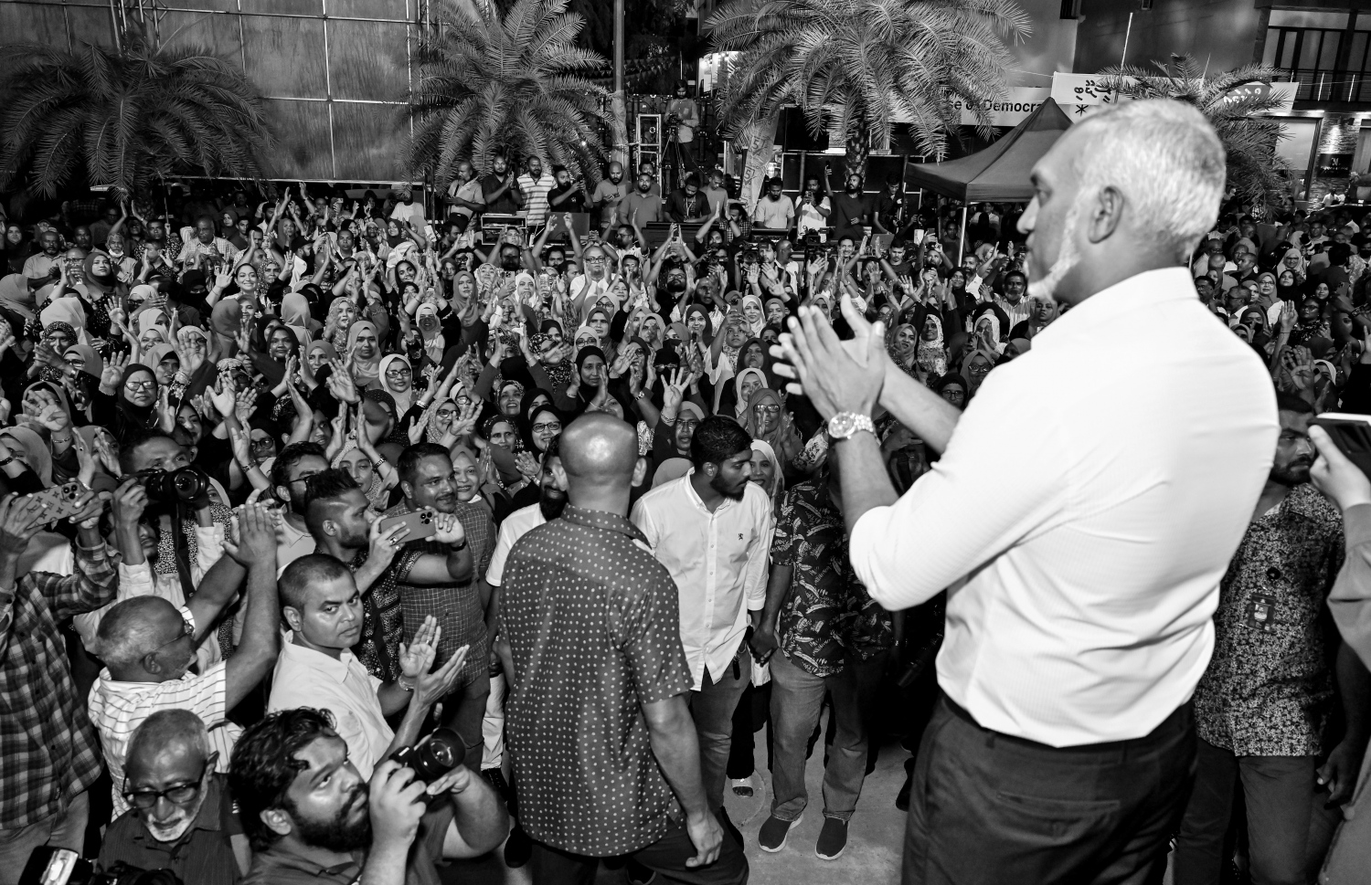 ރައީސް ޑރ. މުހައްމަދު މުއިއްޒު ސަޕޯޓަރުންނާ އެކު.