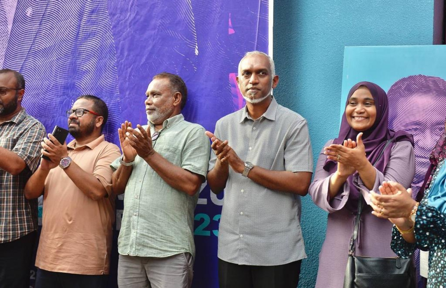 މާފަންނު ހުޅަނގު ޖަގަހަ ހުޅުވުމުގެ ބައްދަލުވުމުގައި ޕީޕީއެމް/ޕީއެންސީން ރިޔާސީ ކެންޑިޑޭޓް ޑރ. މުހައްމަދު މުއިއްޒާއި އަނބިކަނބަލުން އަދި އިދިކޮޅުގެ ލީޑާޝިޕް ބޭފުޅުން-- ފޮޓޯ: ޕީޕީއެމް