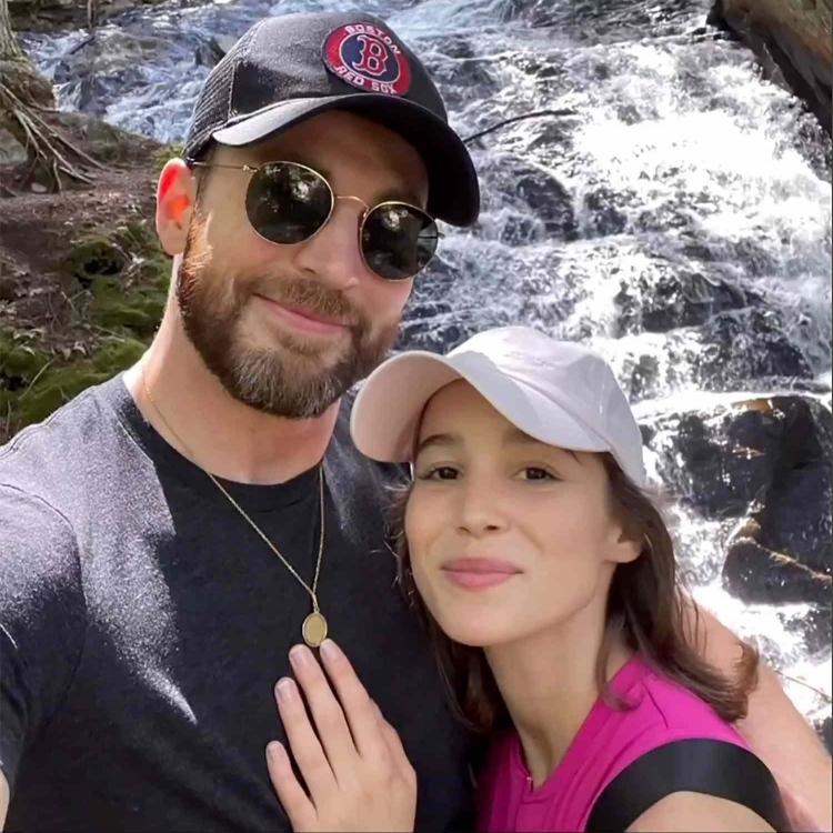 ކްރިސް އެވަންސް ވަރަށް ސިއްރުން ކައިވެނިކޮށްފި