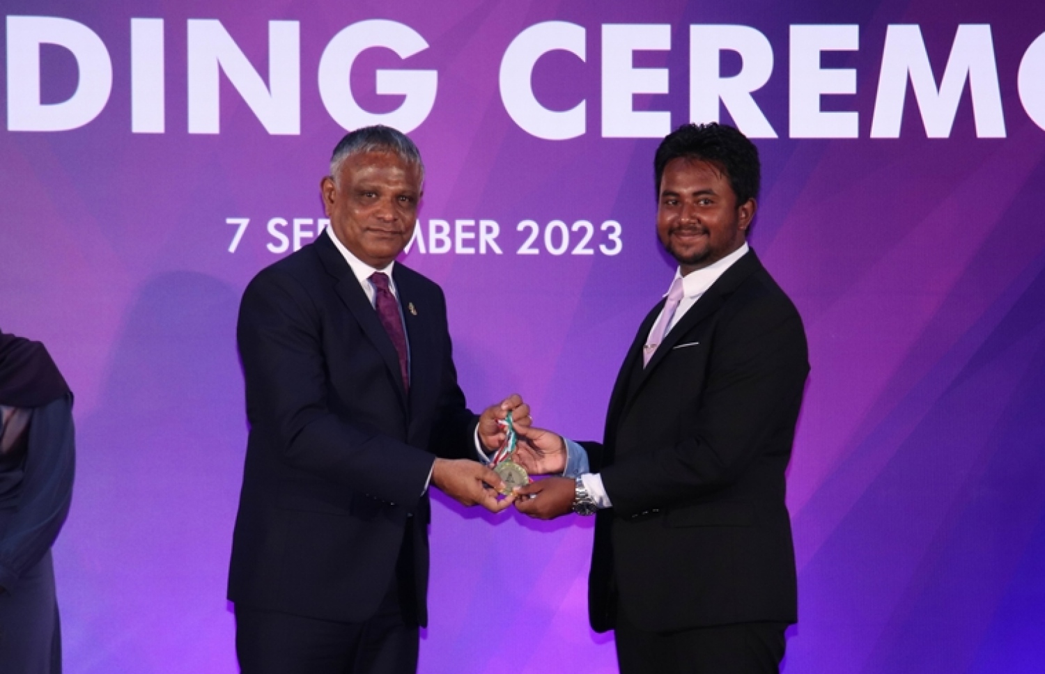 އޯލެވެލްގައި ހުރިހާ ގޮތަކުން އެންމެ ރަނގަޅު ދެވަނަ ދަރިވަރަކަށް ހޮވުނީު 10އީ ގެ އަބްދުﷲ ހާޒިމް ޝާހިދަށް މިނިސްޓަރު އިނާމް ހަވާލުކޮށްދެއްވަނީ.-- ފޮޓޯ: އަހުމަދިއްޔާ