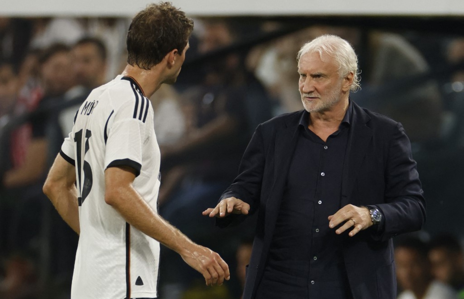 އާ ކޯޗު ވޮލާ، ރޭގެ މެޗު ތެރޭން މުލާއާ ވާހަކަ ދައްކަނީ.-- ފޮޓޯ: އޭއެފްޕީ