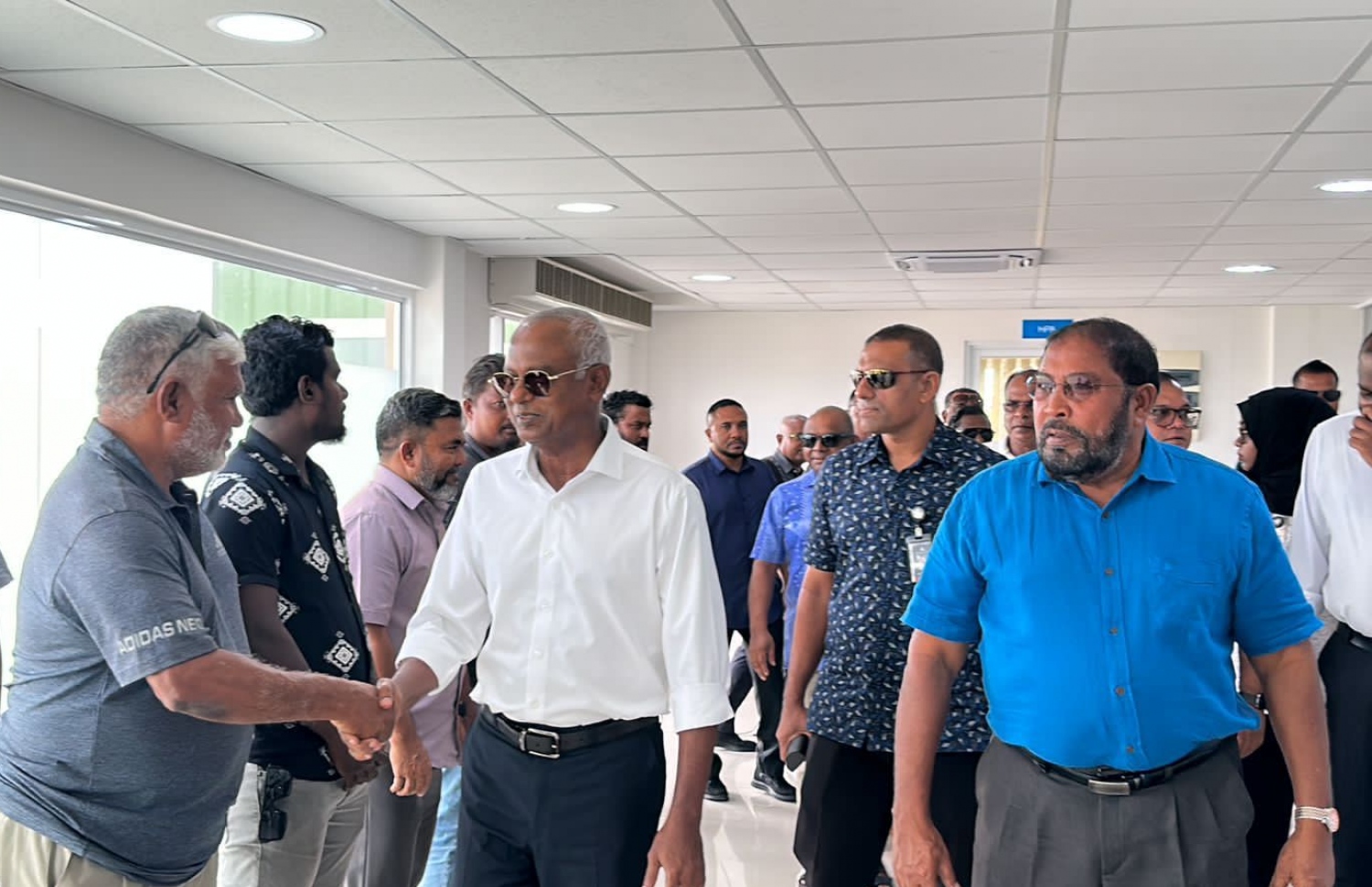 ރައީސް މިއަދު މާމިގިލި އެއާޕޯޓުގައި މީހުންނާ ސަލާމް ކުރައްވަނީ --- ފޮޓޯ/މިހާރު