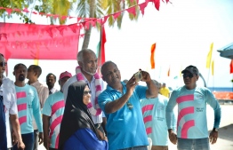Dr. Mohamed Muizzu arrives in Alif Alif Feridhoo, as part of his campaign for the second round of the presidential election.