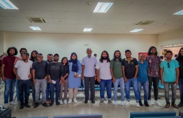 Muizzu posing for a photograph with the media after a campaign visit to Addu.