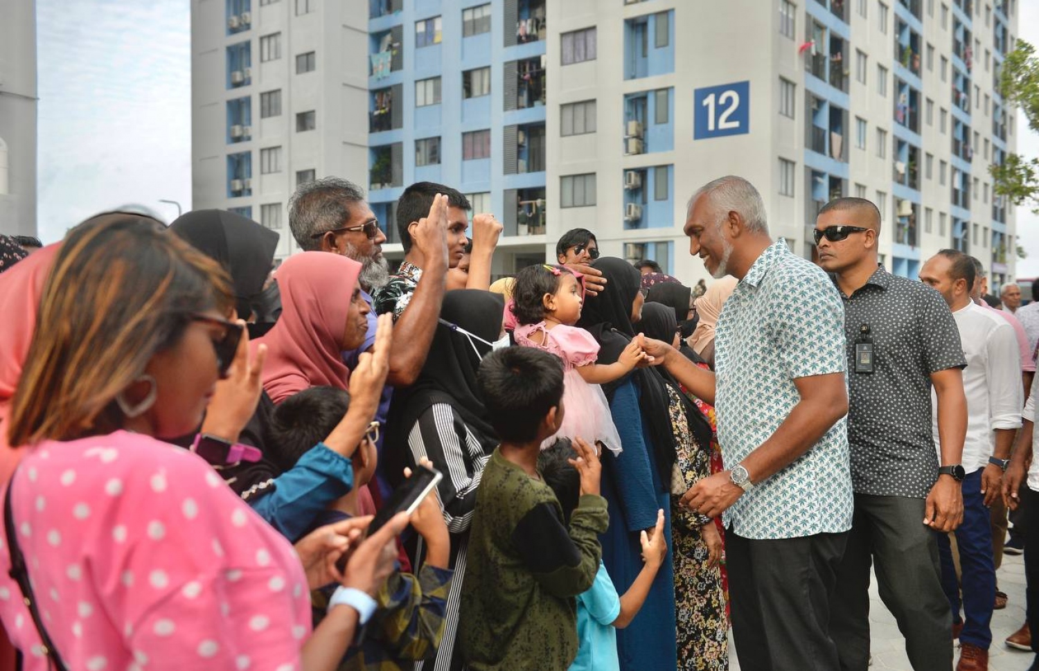 މި މަހުގެ 30 ވަނަ ދުވަހު ބާއްވާ ރިޔާސީ އިންތިހާބުގެ ދެ ވަނަ ބުރުގެ ކެމްޕެއިނަށް، ހިޔާ ސަރަހައްދަށް ވަޑައިގެން ޕީޕީއެމް/ޕީއެންސީގެ ކެންޑިޑޭޓް ކުޑަކުއްޖަކާ ސަލާމްކުރައްވަނީ.-- ފޮޓޯ: ޕީޕީއެމް