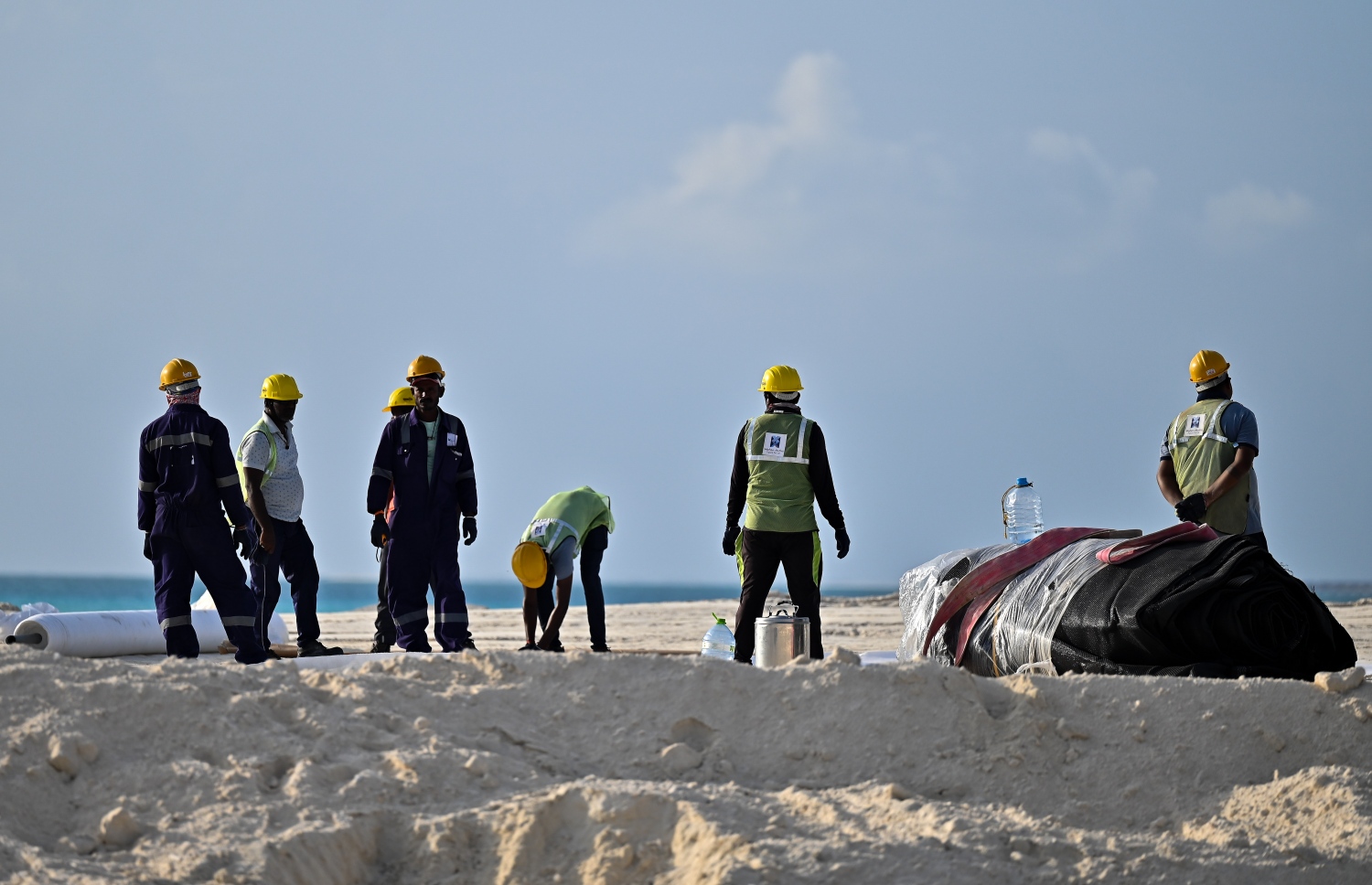 އުތުރު ތިލަ ފަޅުގައި ކޯސްޓުގާޑު ބަނދަރު ތަރައްގީ ކުރުމުގެ މަސައްކަތުގައި މޯހަން މުތާ ކުންފުނީގެ މުވައްޒަފުން ހަރަކާތްތެރިވަނީ. --ފޮޓޯ: ފަޔާޒް މޫސާ | މިހާރު