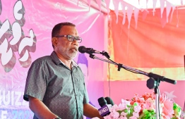 Abdul Raheem speaking in Kumundhoo: He expressed concerns over the re-registration process. Photo: Nishan Ali / Mihaaru