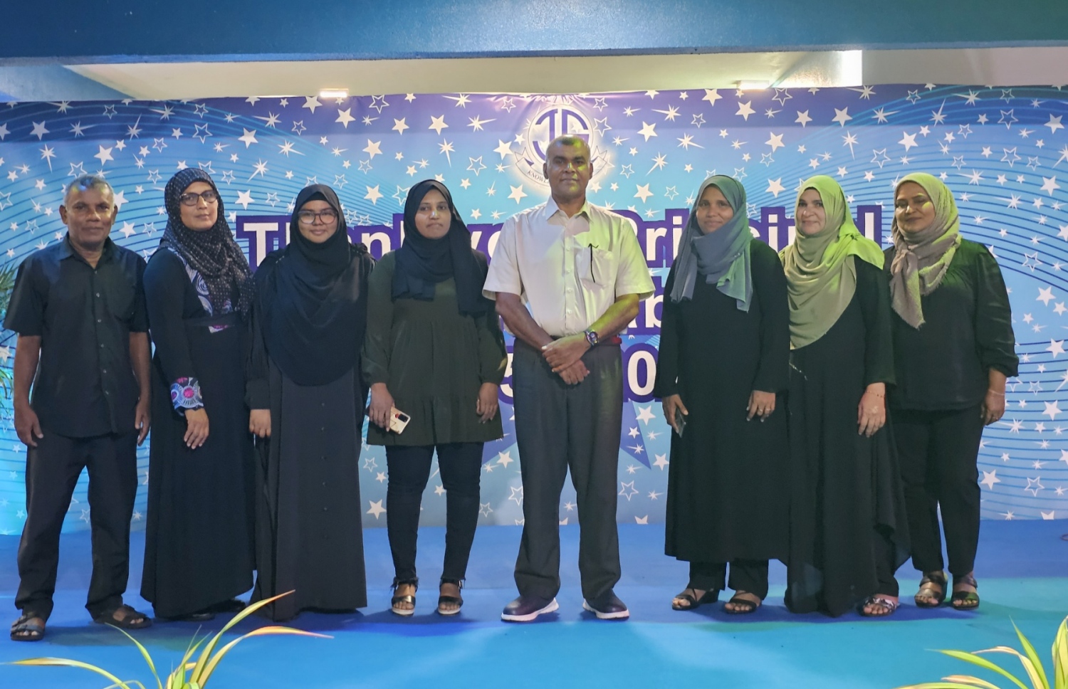 ޕްރިންސިޕަލްގެ މަގާމުގައި ޖަމާލުއްދިީން ސްކޫލަށް ހަސަން ކޮށްދެއްވި ހިދުމަތުގެ އަގުވަޒަންކުރަން މި މަހު ބޭއްވި ހަފުލާގައި، ހަސަން އަދި އެ ސްކޫލުގެ މުވައްޒަފުންތަކެއް ފޮޓޯއަކަށް ހުއްޓިލައިގެން.-- ފޮޓޯ: ޖަމާލުއްދީން ސްކޫލު