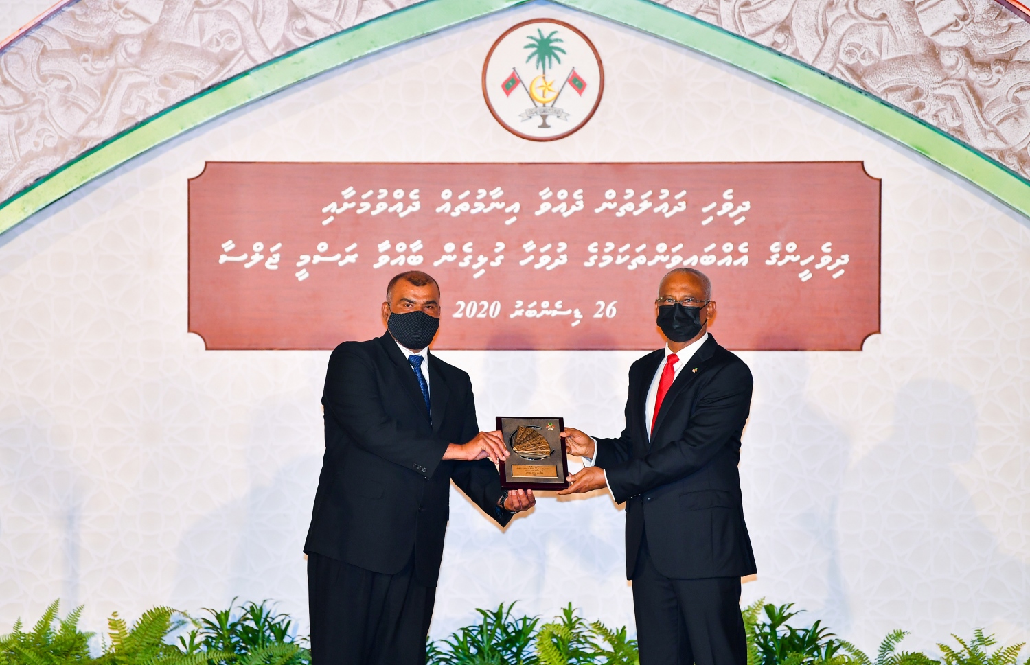 ރައީސް އިބްރާހިމް މުހައްމަދު ސޯލިހު، ޖޭއެސްގެ ޕްރިންސިޕަލް ހަސަން ތައުލީމީ ދާއިރާއަށް ކޮށްދެއްވި ހިދުމަތުގެ އަގުވަޒަންކޮށް 2020 ވަނަ އަހަރު ގައުމީ އިނާމު ހަވާލުކުރައްވަނީ.-- ފޮޓޯ: ރައީސް އޮފީސް