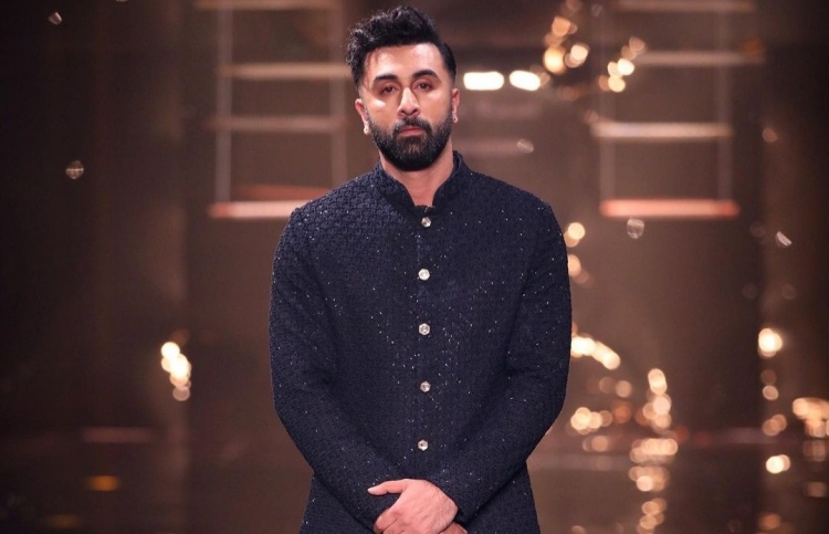 ރަންބީރުގެ މެނޭޖަރެއް، ޕީއާރު ޓީމެއް ވެސް ނުތިބޭ