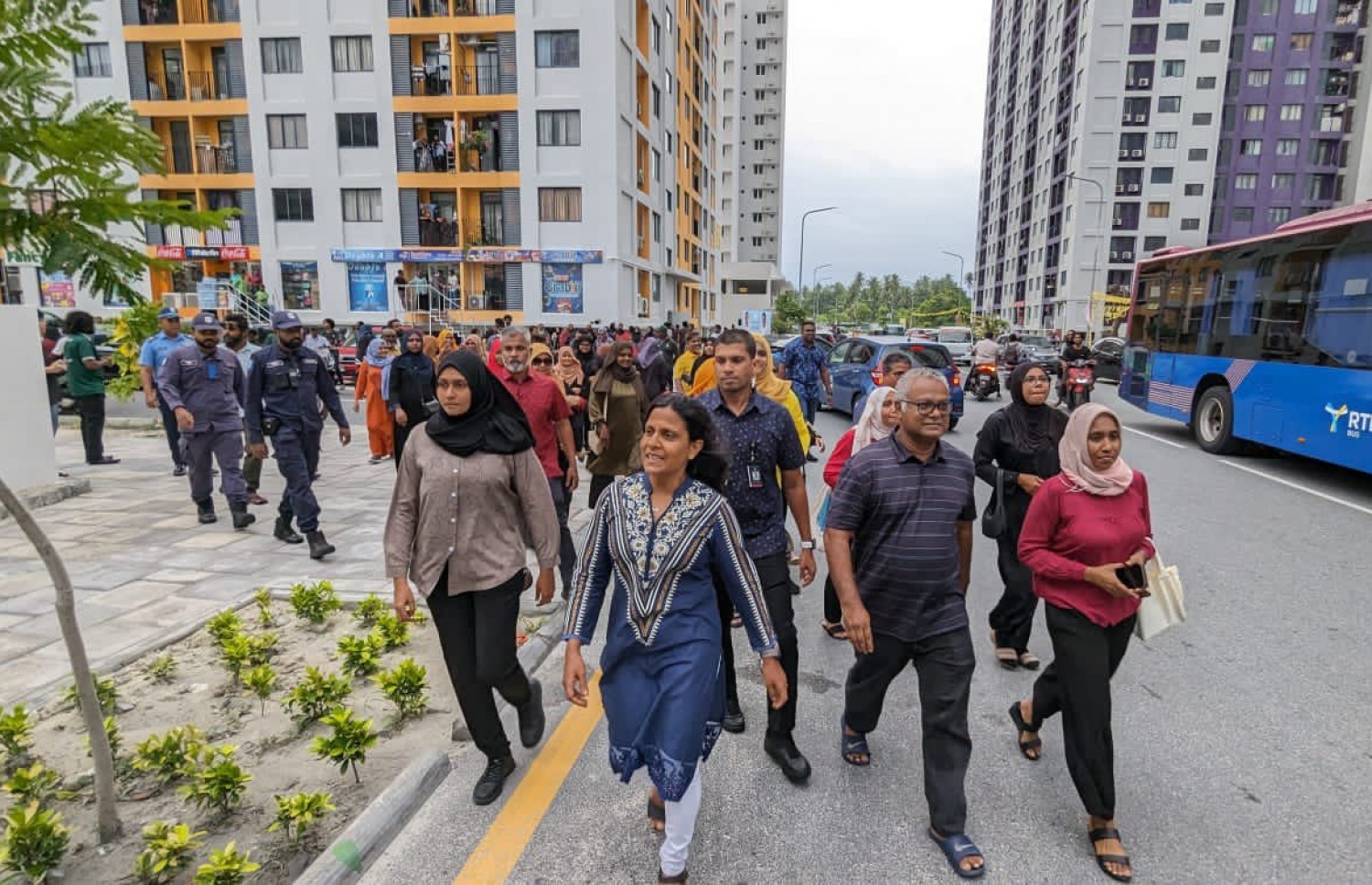 ފަސްޓް ލޭޑީ ފަޒްނާ ހިޔާ ފްލެޓް ސަރަހައްދުގައި މިއަދު ކެމްޕެއިން ކުރައްވަނީ.---ފޮޓޯ: އެމްޑީޕީ