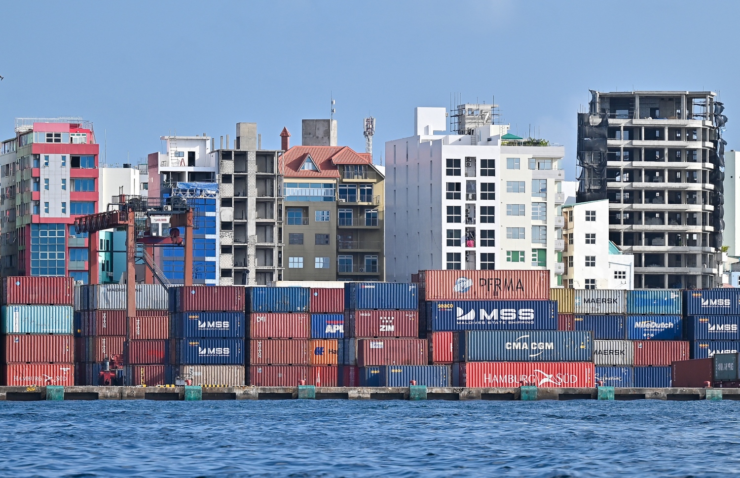 މާލޭ ކޮމާޝަލް ހާބަރުގައި ބަހައްޓާފައި ހުރި ކޮންޓެއިނާތަކެއް. މާލޭ ކޮމާޝަލް ހާބަރުގެ އިތުރުން ލ އަތޮޅުގައި ވެސް ކޮމާޝަލް ހާބަރެއް ހެދުމަށް ސަރުކާރުން ވަނީ ނިންމާފައި -- ފޮޓޯ: ނިޝާން އަލީ / މިހާރު