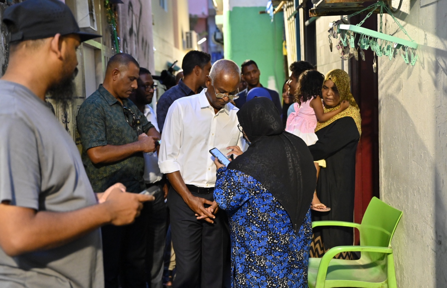 ރިޔާސީ އިންތިހާބުގެ ކެމްޕެއިނަށް މާލޭގައި ފެއްޓެވި ޑޯޓުޑޯގެ ތެރެއިން، ރައީސް އާއްމުންގެ މީހަކާ ބައްދަލުކުރައްވަނީ.-- ފޮޓޯ: އެމްޑީޕީ