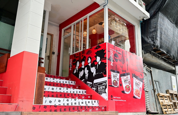 އަލަށް ހުޅުވި "ޖެން ޒީ" ފިހާރަ. -- ފޮޓޯ: ފަޔާޒް މޫސާ | މިހާރު