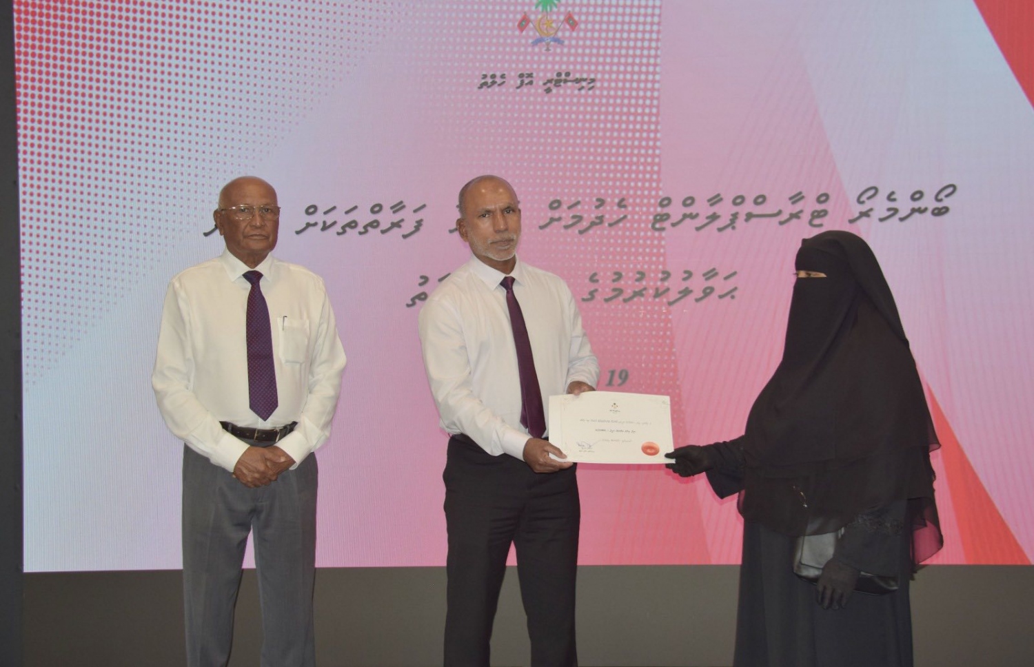 ދައުލަތުގެ ހަރަދުގައި ބޯންމެރޯ ޓްރާންސްޕްލާންޓް ހަދަން ލިބުނު މީހަކަށް، އިސްލާމިކް މިނިސްޓަރު ޑރ. އަހުމަދު ޒާހިރު މިއަދު ސެޓްފިކެޓު ހަވާލުކުރައްވަނީ.-- ފޮޓޯ: ހެލްތު މިނިސްޓްރީ