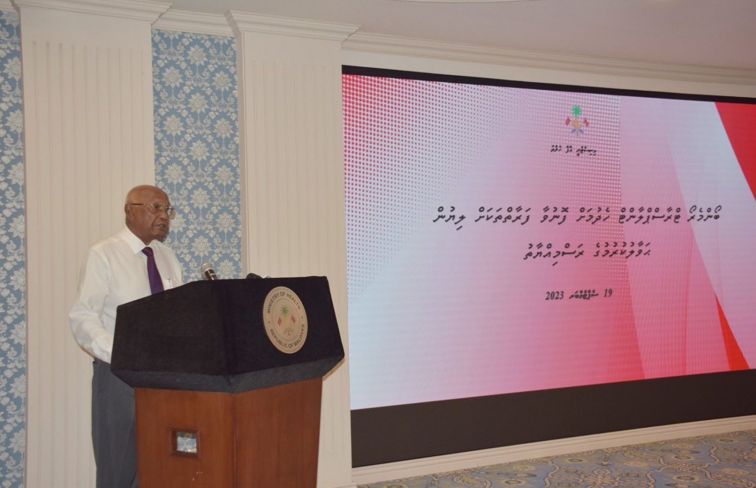 ދައުލަތުގެ ހަރަދުގައި ބޯންމެރޯ ޓްރާންސްޕްލާންޓް ހަދަން ލިބުނު މީހުންނަށް ސެޓްފިކެޓު ދިނުމަށް މިއަދު ބޭއްވި ރަސްމިއްޔާތުގައި ހެލްތު މިނިސްޓަރު ނަސީމް ވާހަކަދައްކަވަނީ.-- ފޮޓޯ: ހެލްތު މިނިސްޓްރީ