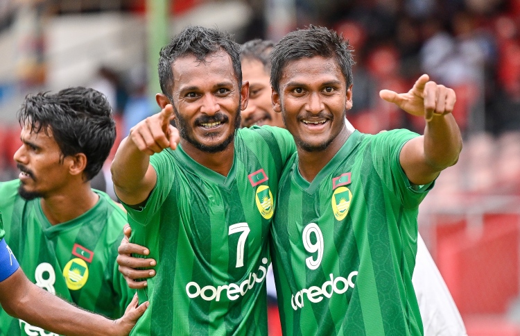 މާޒިޔާ މޮޅުވެ ވަޅުޖެހިފައިވާ ފުޓްބޯޅައަށް އުންމީދެއް