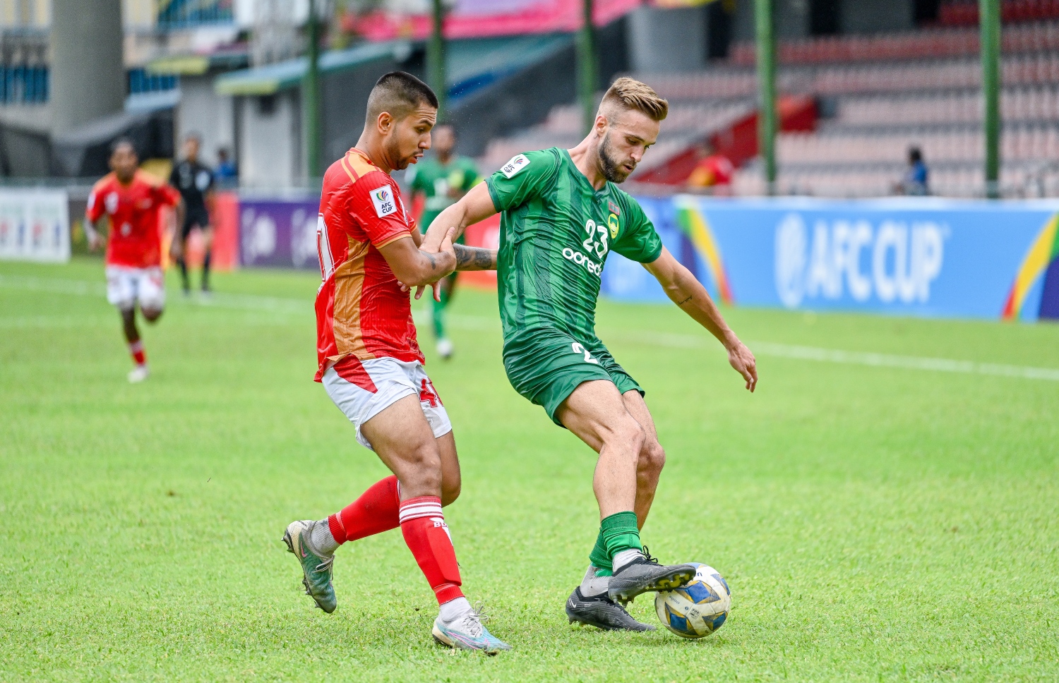 އޭއެފްސީ ކަޕްގައި އިއްޔެ މާޒިޔާގެ ފުރަތަމަ ގޯލު ޖަހައިދިން ބަލަބަނޮވިޗް އަތުން ބޯޅަ ހޯދަން ބަޝުންދަރާ ކުޅުންތެރިއަކު މަސައްކަތް ކުރަނީ.-- ފޮޓޯ: ފަޔާޒު މޫސާ | މިހާރު