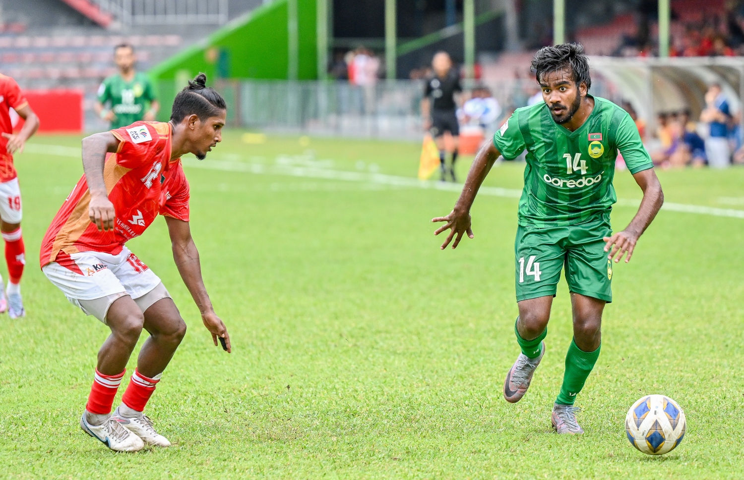 ދެވަނަ ހާފުގައި ކުޅެން އެރި ޗޯޓު ބޯޅަ ހިފައިގެން ކުރިއަށް ދަނީ، މާޒިޔާގެ ދެވަނަ ލަނޑު ޖެހީ އޭނާ.-- ފޮޓޯ: ފޮޓޯ: ފަޔާޒު މޫސާ | މިހާރު