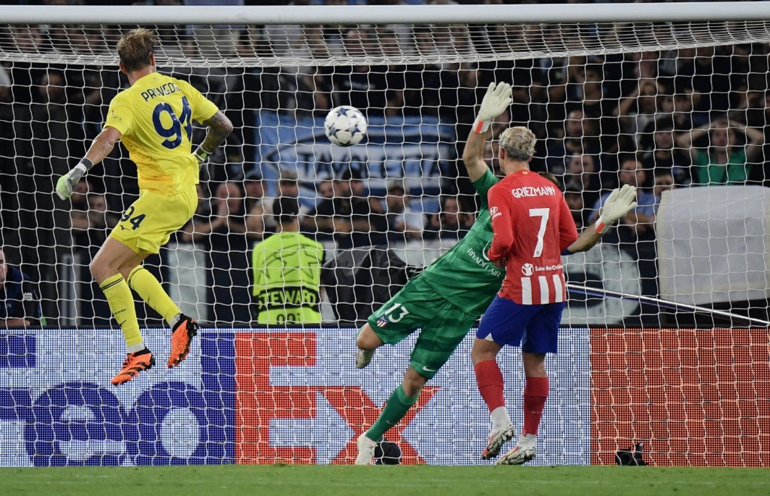 ލާޒިއޯގެ ކީޕަރު ބޮލުން ގޯލު ޖަހަނީ.-- ފޮޓޯ: އޭއެފްޕީ