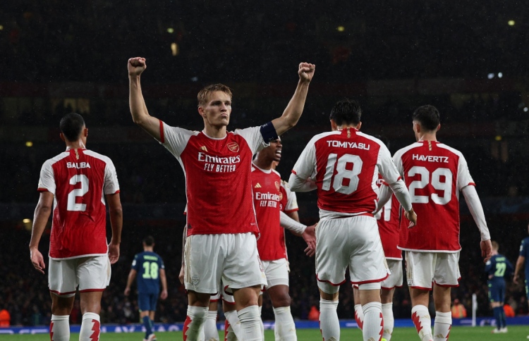 ޔޫސީއެލްއަށް އާސެނަލް އެނބުރި އައުން ފަސޭހަ މޮޅަކުން