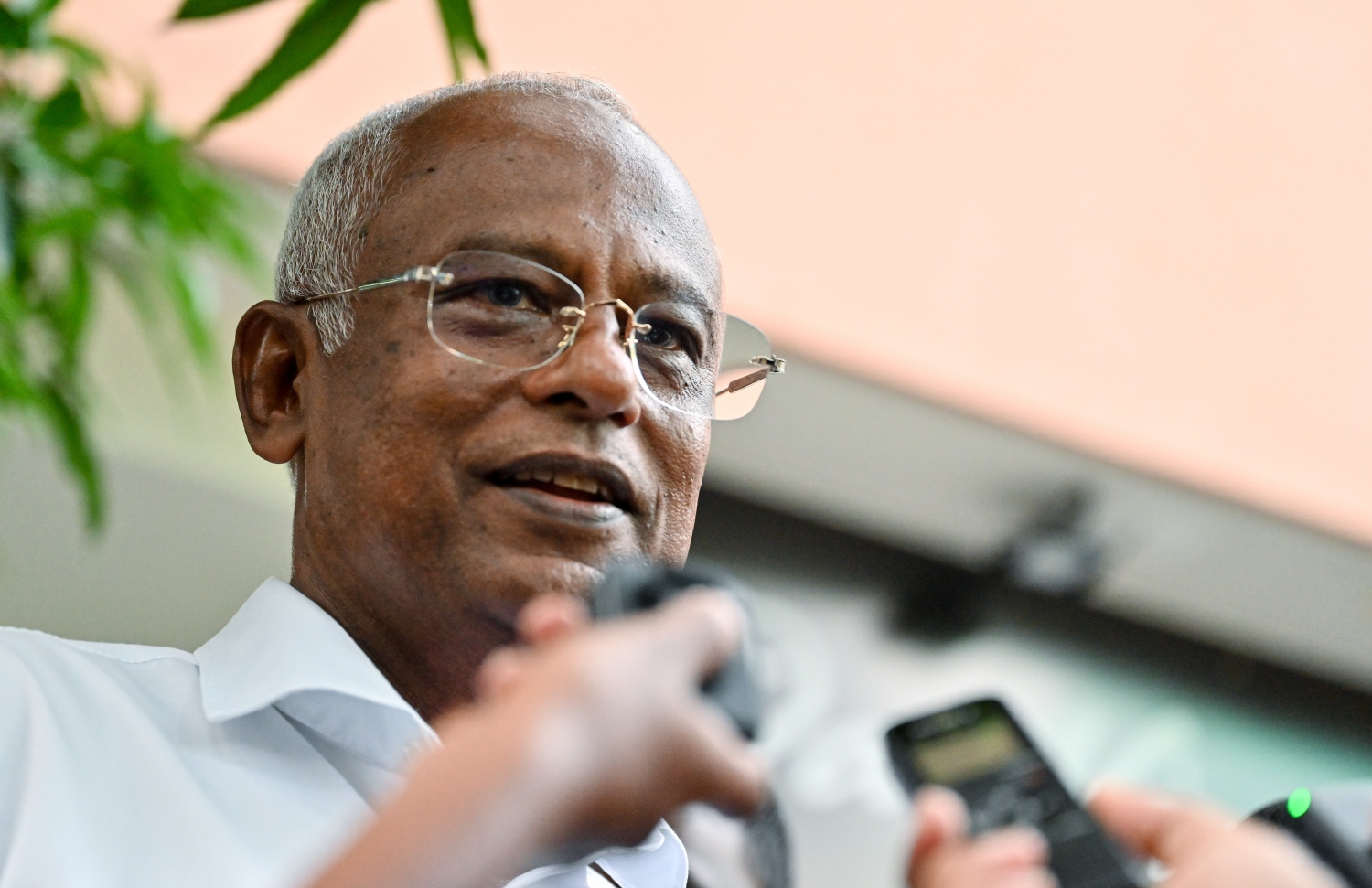 ރިޔާސީ އިންތިހާބުގެ ދެ ވަނަ ބުރުގެ ކެމްޕެއިނަށް، މާފަންނުގައި ފެއްޓެވި ޑޯޓުޑޯގެ ތެރެއިން، ރައީސް އިބްރާހިމް މުހައްމަދު ސޯލިހު މީޑިއާތަކާ އިންޓަވިއުދެއްވަނީ.-- ފޮޓޯ: ނިޝާން އަލީ/ މިހާރު