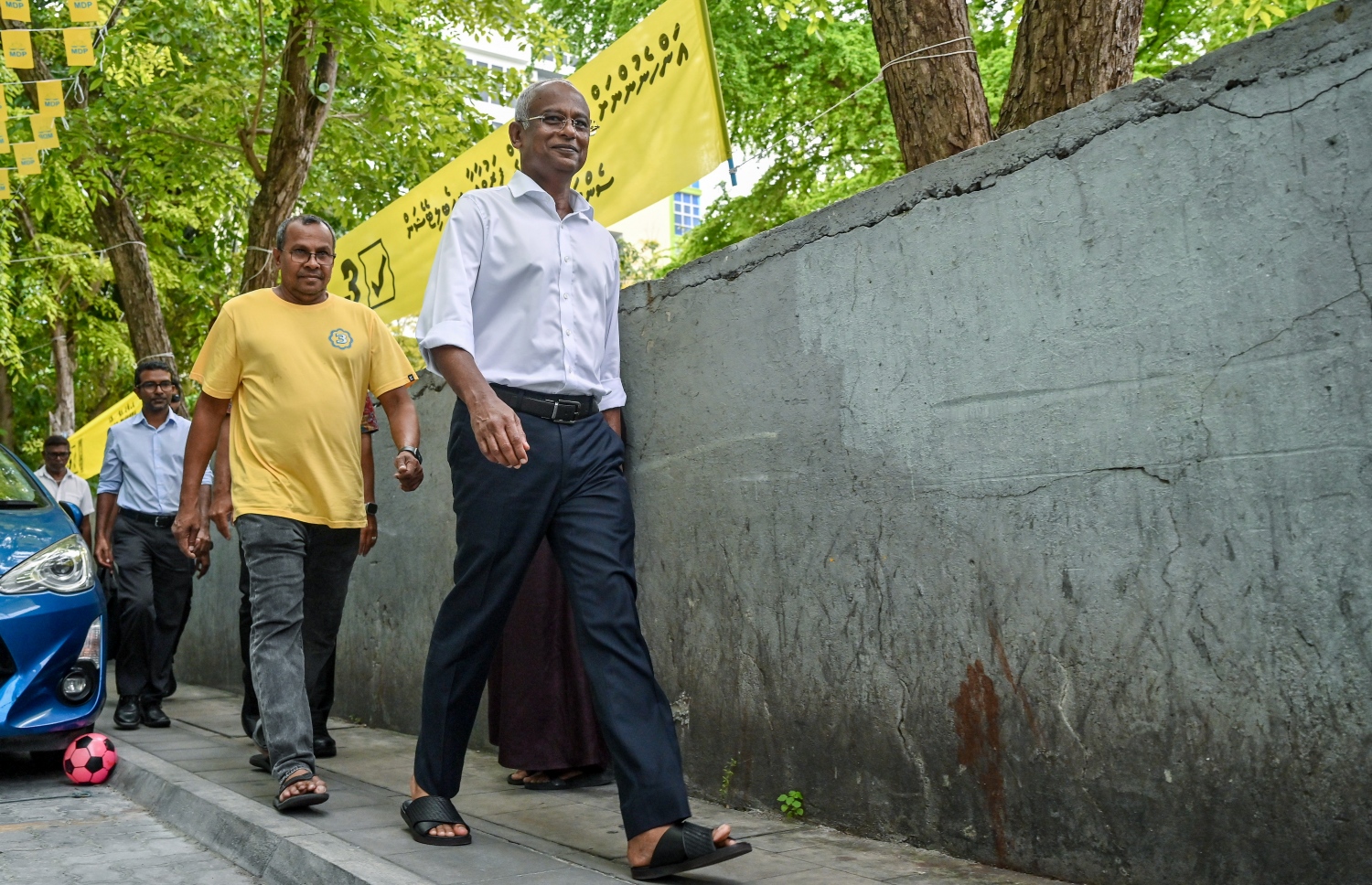 މި މަހުގެ 30 ވަނަ ދުވަހު ބާއްވާ ރިޔާސީ އިންތިހާބުގެ ދެ ވަނަ ބުރުގެ ކެމްޕެއިނަށް، މާފަންނުގައި ފެއްޓެވި ޑޯޓުޑޯގެ ތެރެއިން ރައީސް އިބްރާހިމް މުހައްމަދު ސޯލިހު ގެއަކަށް ވަޑައިގަންނަވަނީ.-- ފޮޓޯ: ނިޝާން އަލީ/ މިހާރު