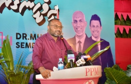 Dr. Mohamed Shaheem Ali Saeed speaking at the campaign event held in Kamadhoo