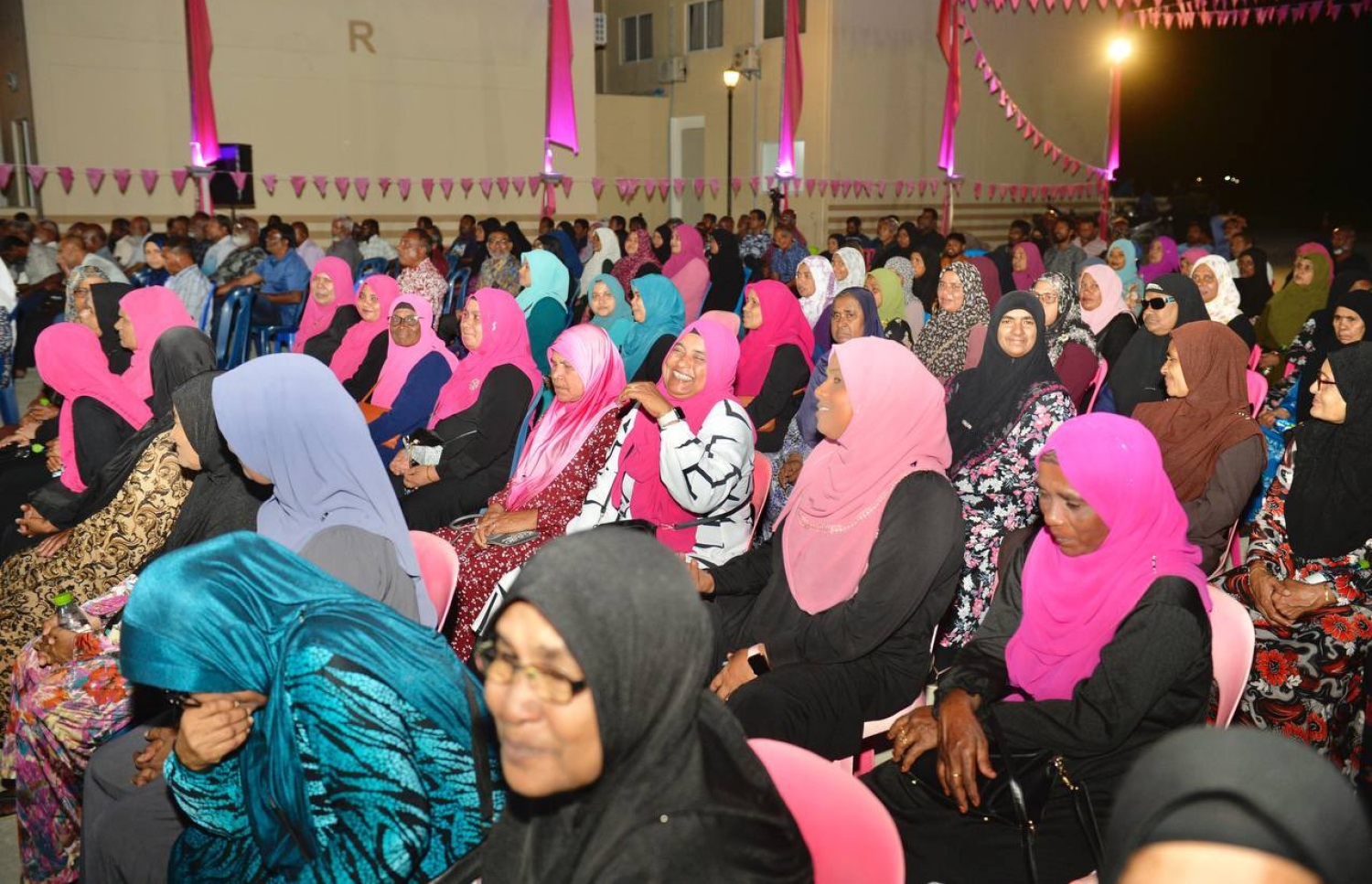 ޕީޕީއެމް/ޕީއެންސީގެ ރިޔާސީ ކެންޑިޑޭޓް ޑރ. މުހައްމަދު މުއިއްޒުގެ ކެމްޕެއިން ހދ. ކުޅުދުއްފުށީގައި ބޭއްވި ޖަލްސާ.-- ފޮޓޯ: ޕީޕީއެމް