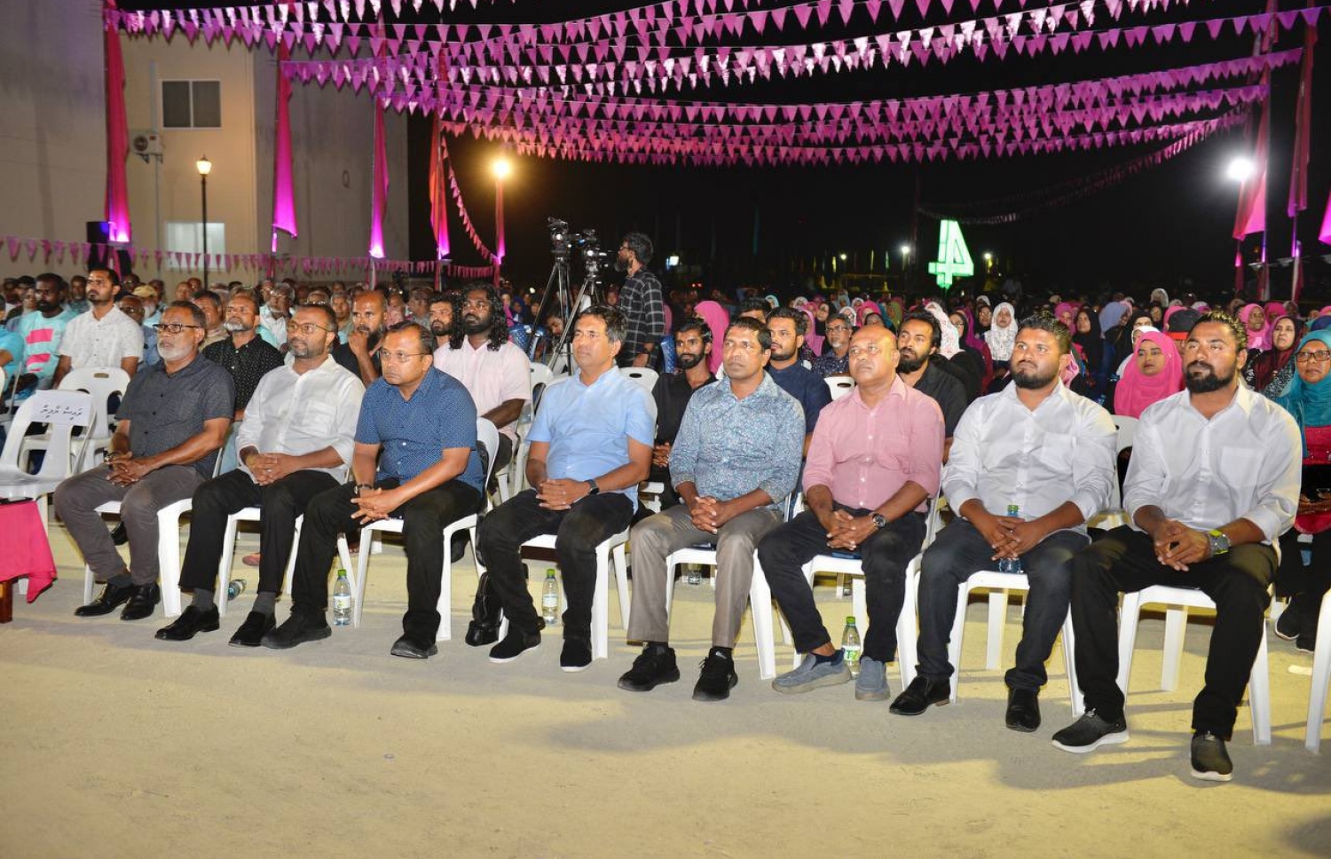 ޕީޕީއެމް/ޕީއެންސީގެ ރިޔާސީ ކެންޑިޑޭޓް ޑރ. މުހައްމަދު މުއިއްޒުގެ ކެމްޕެއިން ހދ. ކުޅުދުއްފުށީގައި ބޭއްވި ޖަލްސާ.-- ފޮޓޯ: ޕީޕީއެމް