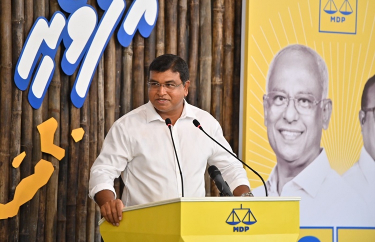 ރައީސް ފަހަތަށް އެރީ ބިރުވެރިކަމަށް ދާން ބޭނުން ނުވާތީ