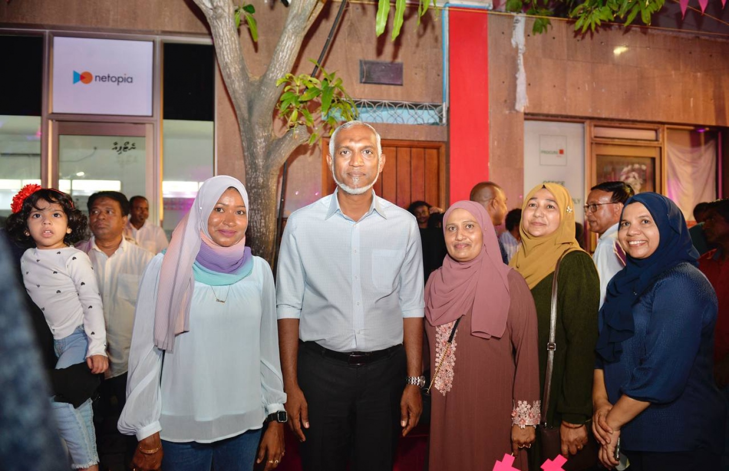 މުއިއްޒުގެ ކެމްޕެއިނަށް "ދަރުބާރު ޖަގަހަ" ހުޅުވުމަށް ރޭ ބޭއްވި ހަފުލާގައިބައެއް ސަޕޯޓަރުންނާ އެކު ފޮޓޯއެއް ނަންގަވަނީ.---ފޮޓޯ: ޕީޕީއެމް