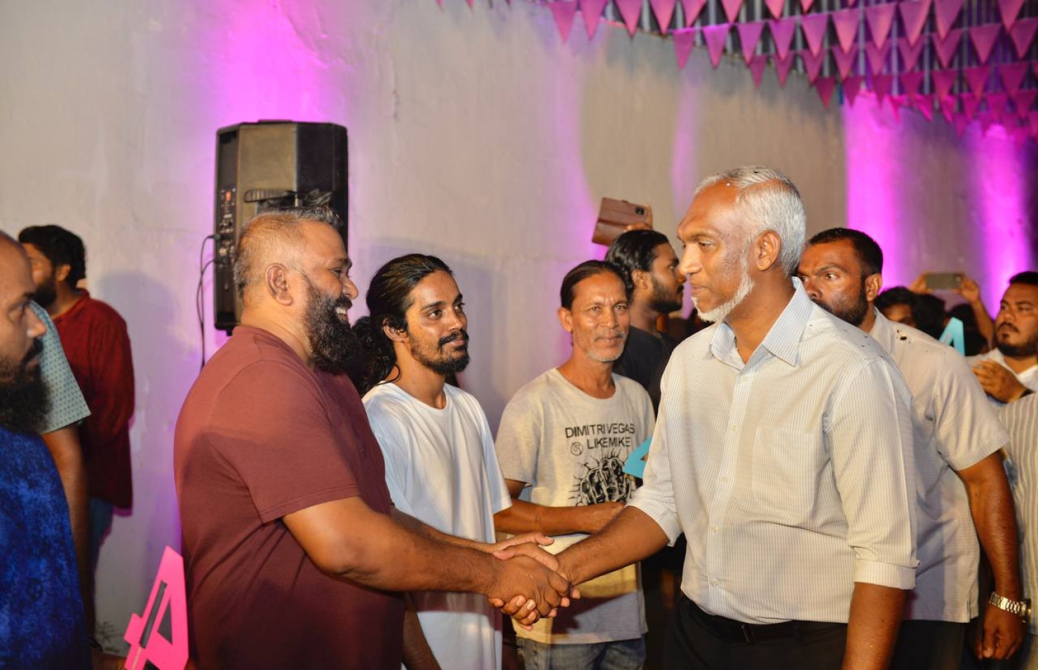 މުއިއްޒުގެ ކެމްޕެއިނަށް "ދަރުބާރު ޖަގަހަ" ހުޅުވުމަށް ރޭ ބޭއްވި ހަފުލާގައި އޭނާ ބައެއް ޒުވާނުންނާ ސަލާން ކުރައްވަނީ.---ފޮޓޯ: ޕީޕީއެމް