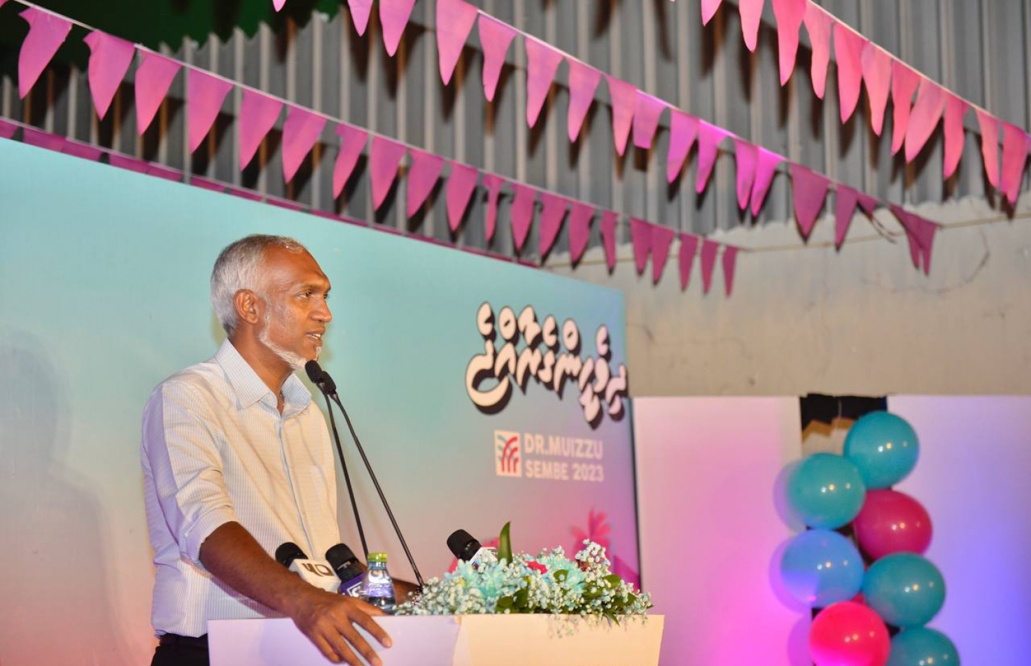 މުއިއްޒުގެ ކެމްޕެއިނަށް "ދަރުބާރު ޖަގަހަ" ހުޅުވުމަށް ރޭ ބޭއްވި ހަފުލާގައި އޭނާ ވާހަކަ ދައްކަވަނީ.---ފޮޓޯ: ޕީޕީއެމް