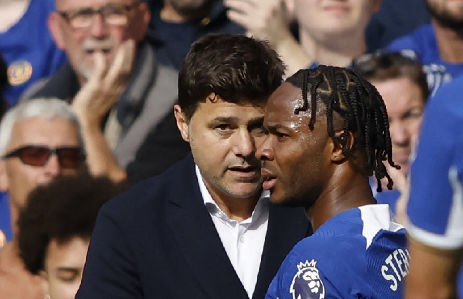 ޗެލްސީގެ ކޯޗު ޕޮޗެޓީނޯ، ރޭގެ މެޗުގައި ސްޓާލިން އަށް އިރުޝާދު ދެނީ.-- ފޮޓޯ: އޭއެފްޕީ