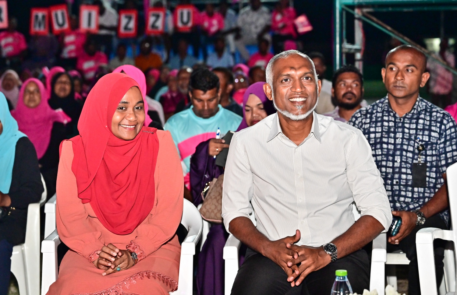 ލ. ގަމުގައި ބޭއްވި ކެމްޕެއިން ޖަލްސާގައި ޑރ. މުއިއްޒާއި އެމަނިކުފާނުގެ އަނބިކަނބަލުން ސާޖިދާ މުހައްމަދު.-- ފޮޓޯ: ނިޝާން އަލީ | މިހާރު